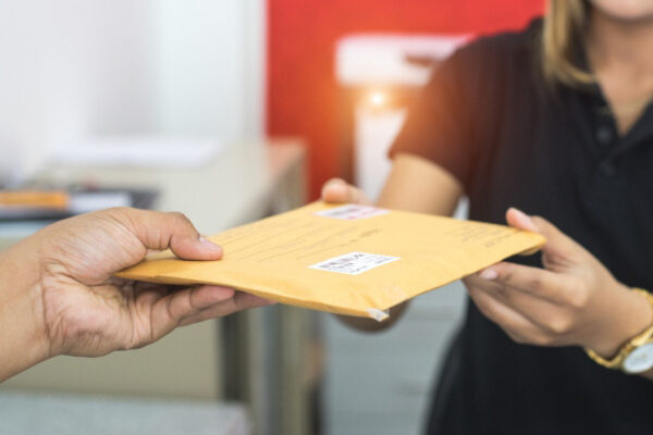 Layanan pengiriman surat dan paket pribadi dengan ketepatan waktu yang dijamin. Kami menyediakan solusi pengiriman yang cepat dan aman untuk memastikan bahwa surat dan paket Anda sampai tepat waktu